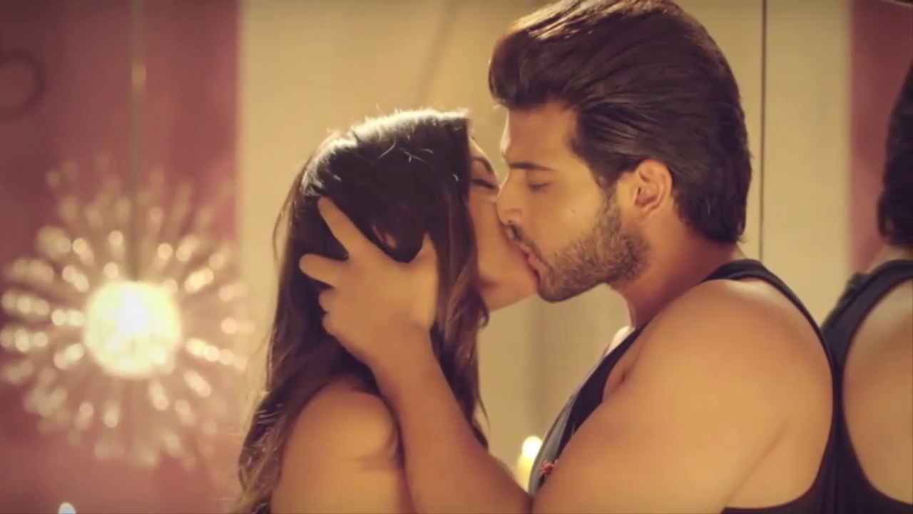 Karan Kundra And Ruhi Singh Hot Scenes - Do Chaar Din Video Song