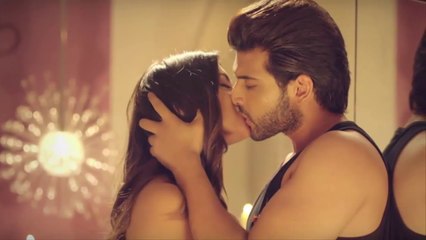 Karan Kundra And Ruhi Singh Hot Scenes - Do Chaar Din Video Song