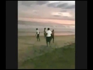 Macky Sall joue au football à la plage de popenguine[1]