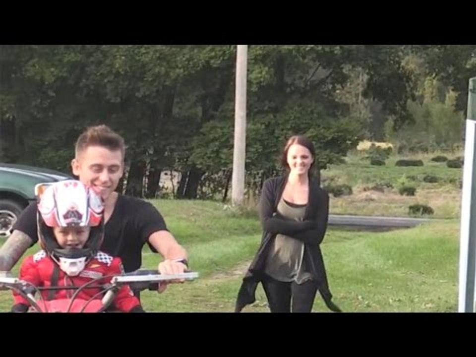 YouTube Star Roman Atwood Pretends To Blow Up Kid To Prank Mom