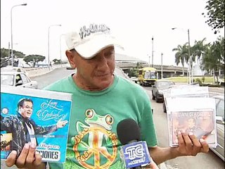 La muerte de Juan Gabriel ha despertado un inusitado comercio en las calles de Guayaquil
