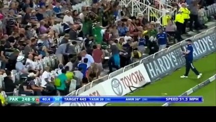 بالر کے ہاتھوں دھلائی ہونے پر عادل راشد کی شکل دیکھنے والی ہوگی،٤ چوکے اور٤ چھکے مار کر عامر نے ٥٠ بنا لی