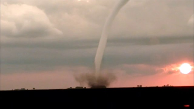 Superbe tornade devant un coucher de soleil aux Etats Unis