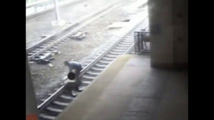 Un policier sauve la vie d'un homme voulant passer sous le train