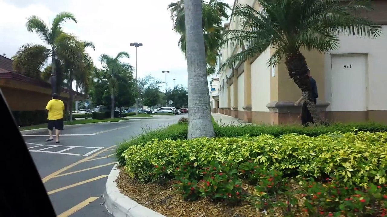 Un voleur de supermarché bien gros tente de courir... Ridicule