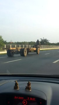 Il conduit un camion, enfin un morceau de camion!