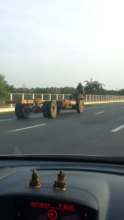 Il conduit un camion, enfin un morceau de camion!