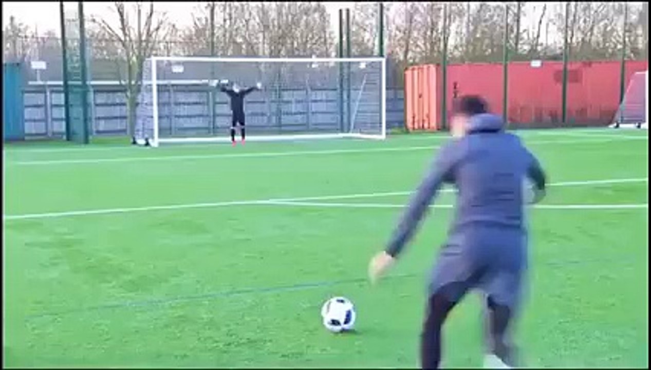 Ce joueur de foot est juste ultra talentueux : lucarne sur lucarne!