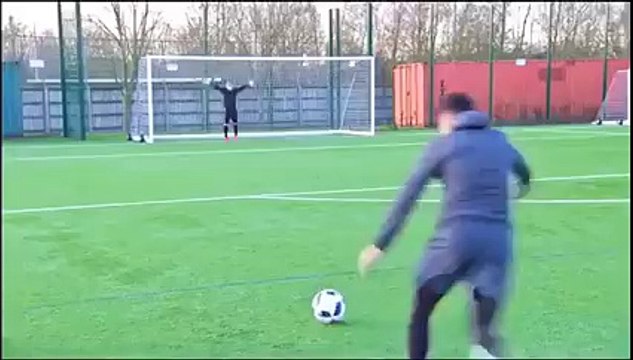 Ce joueur de foot est juste ultra talentueux : lucarne sur lucarne!