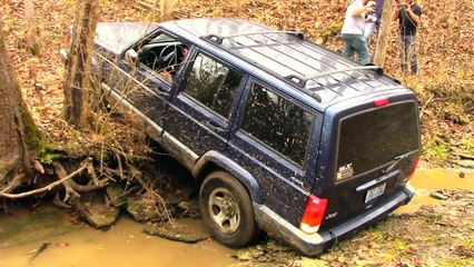 Idiot in Jeep Challenges Land Cruiser