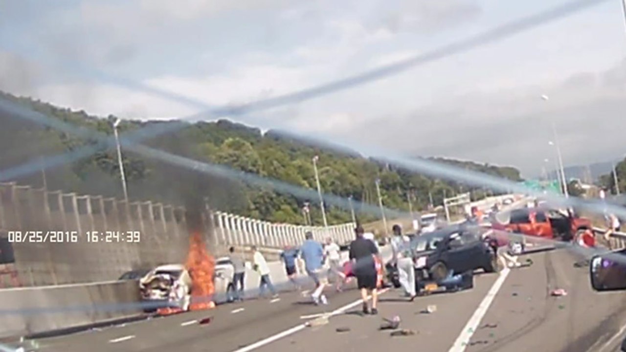 Des hommes sauvent une femme coincée dans sa voiture en flammes