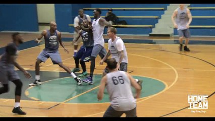 Jason Williams lâche une passe dans le dos du milieu de terrain