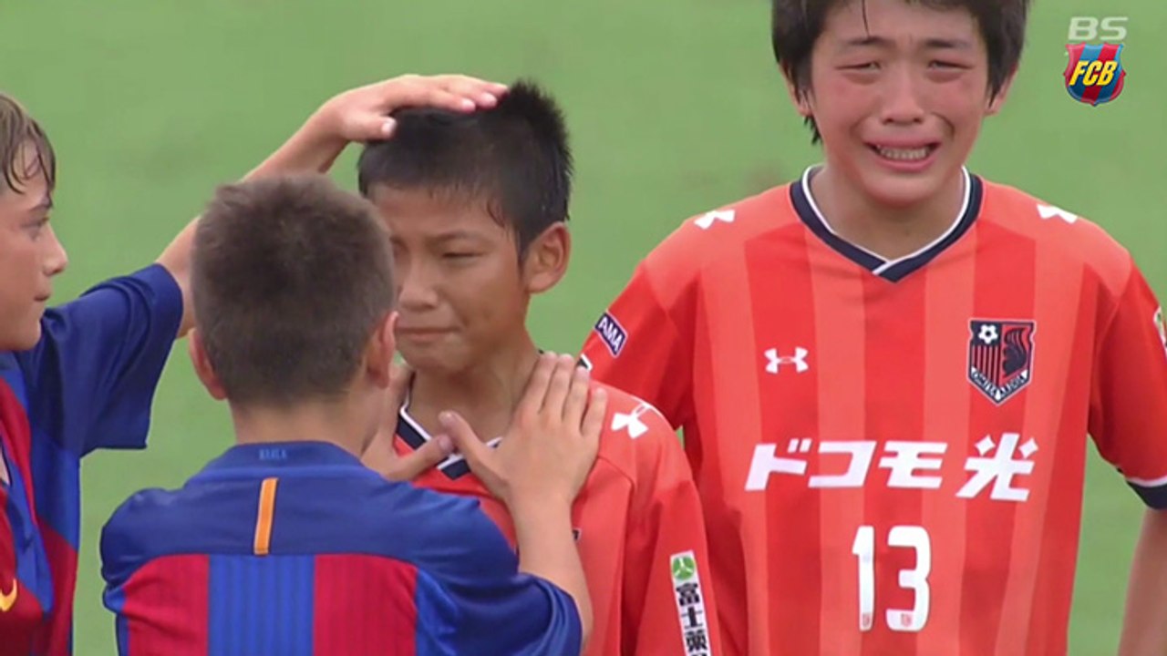 Les joueurs du FC Barcelone consolent l'équipe adverse