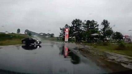 Une voiture danse sur un ballet