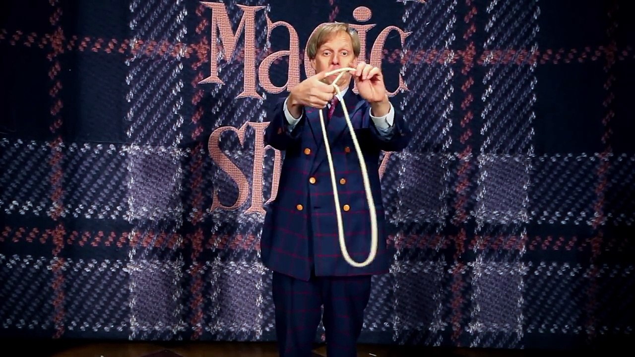 Ce magicien arrive à embrouiller tout le monde avec une simple corde !