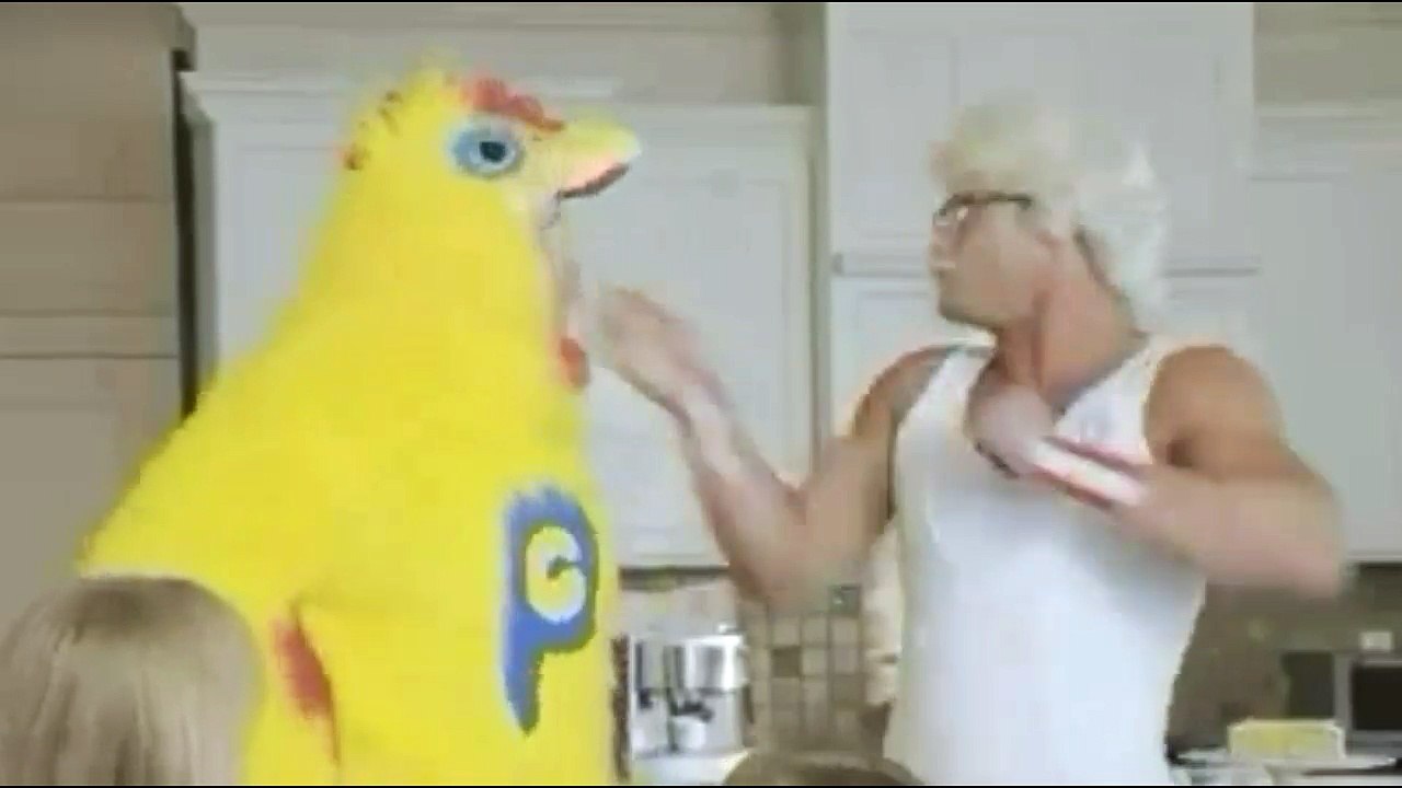 Tizio vestito da Mr.KFC distrugge pollo gigante
