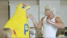 Tizio vestito da Mr.KFC distrugge pollo gigante
