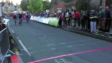 Ce cycliste fête sa victoire... TROP TOT !!