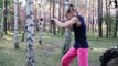 Cette boxeuse de 9 ans détruit un tronc d'arbre aux poings !