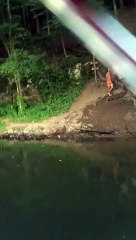 Il tente de sauter dans un bateau avec une corde !