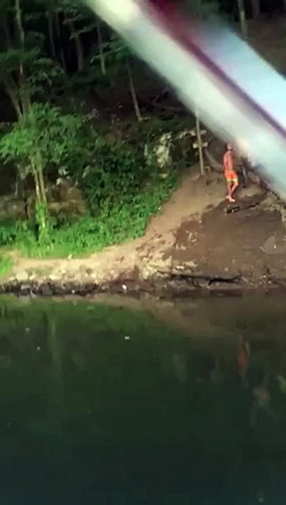 Il tente de sauter dans un bateau avec une corde !