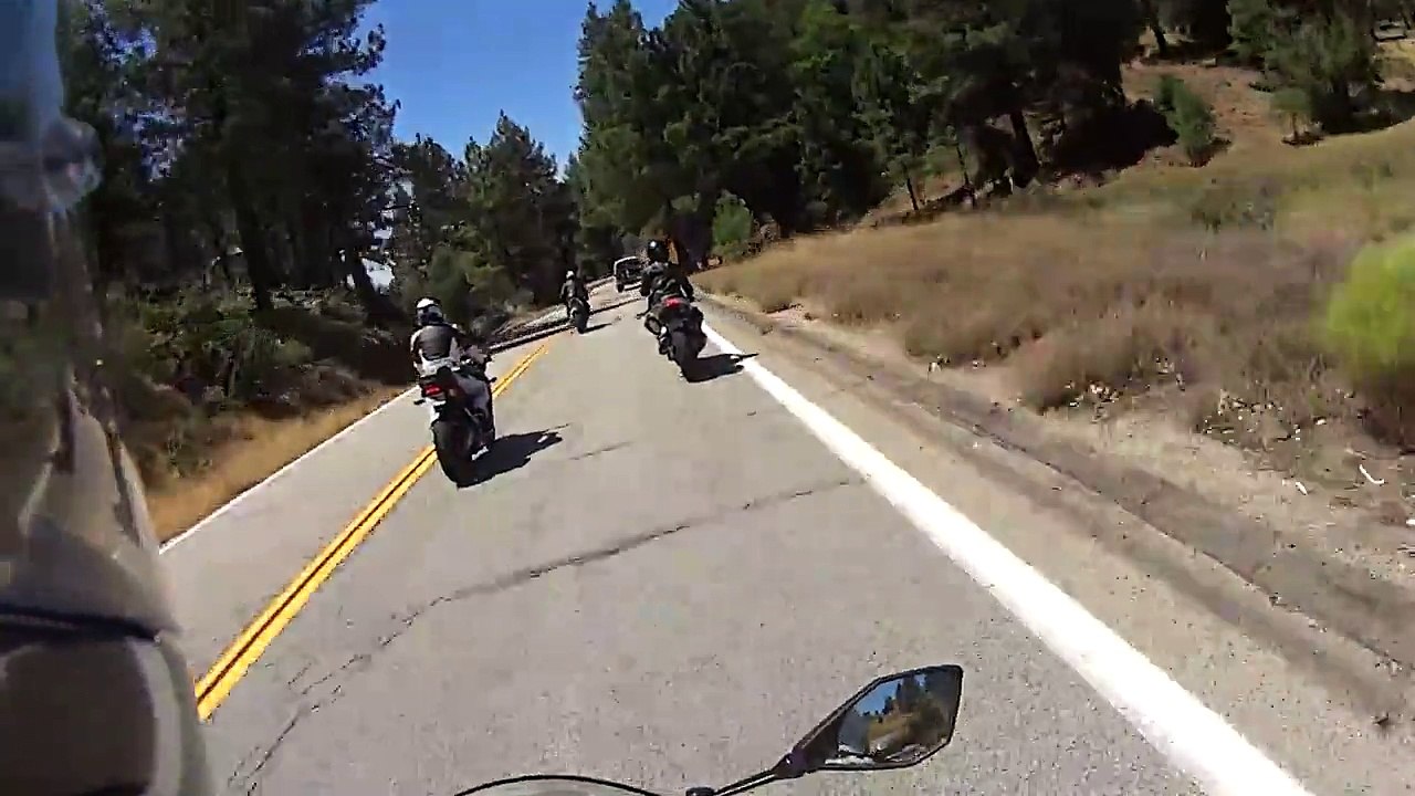 Des motards réduisent leur vitesse et se font doubler par un cycliste sorti de nulle part. Surprenant !