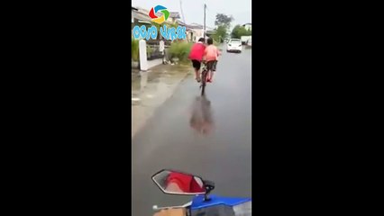 2 chicos 1 bici - Cuando tus padres no tienen dinero para dos bicicletas...
