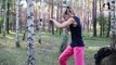 A seulement 9 ans, elle s'entraîne à boxer en frappant des troncs d'arbre