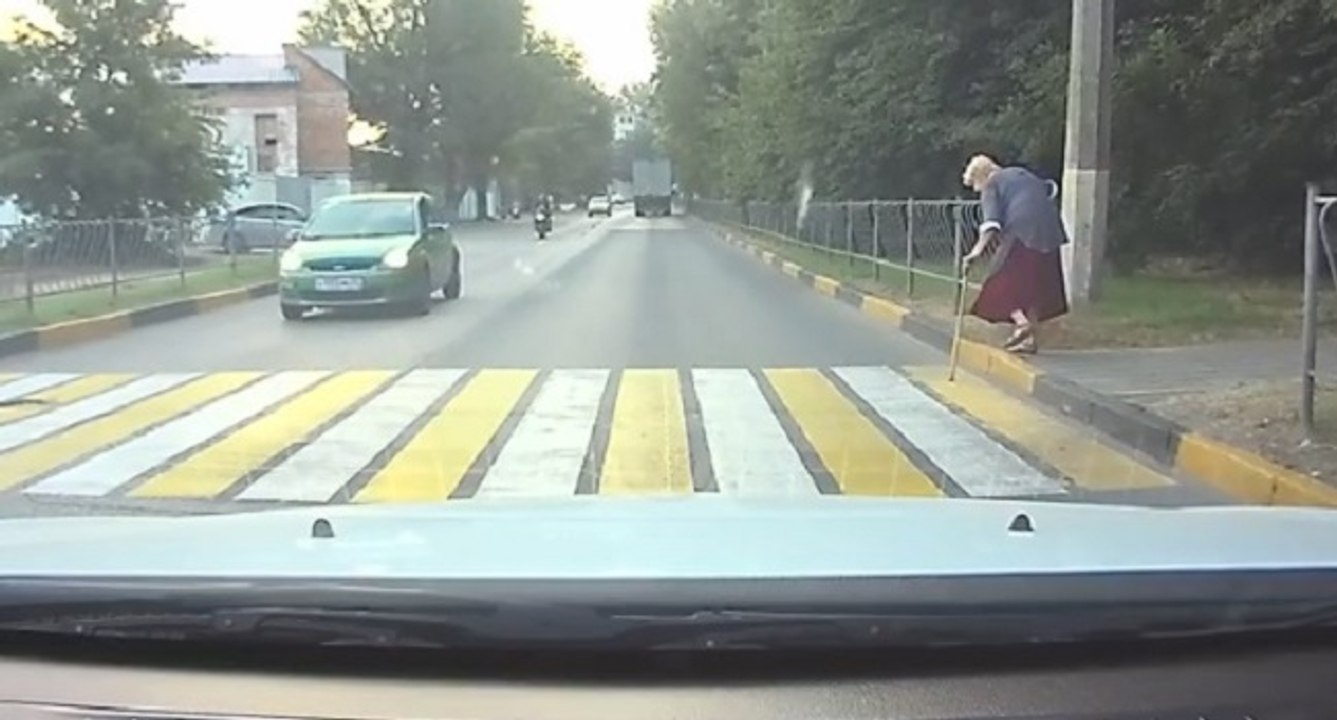 Un motard arrive à toute vitesse à un passage pour piéton