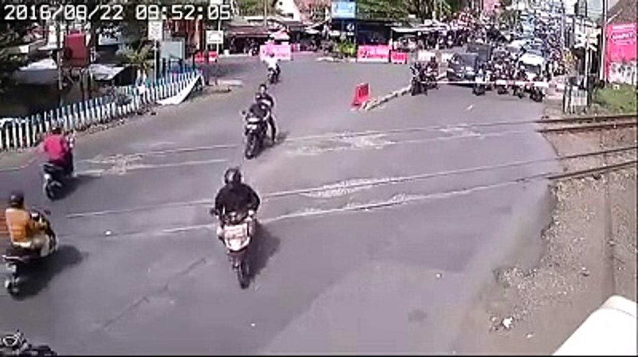 Detik-detik Petugas Stasiun _Cikudapateuh_ Bunuh Diri Tertabrak KA Mutiara Selatan Terekam CCTV
