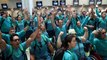 Delegação paralímpica brasileira faz a festa no aeroporto em chegada ao Rio de Janeiro