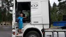 Regardez cet enfant de 8 ans manoeuvrer un camion comme un pro