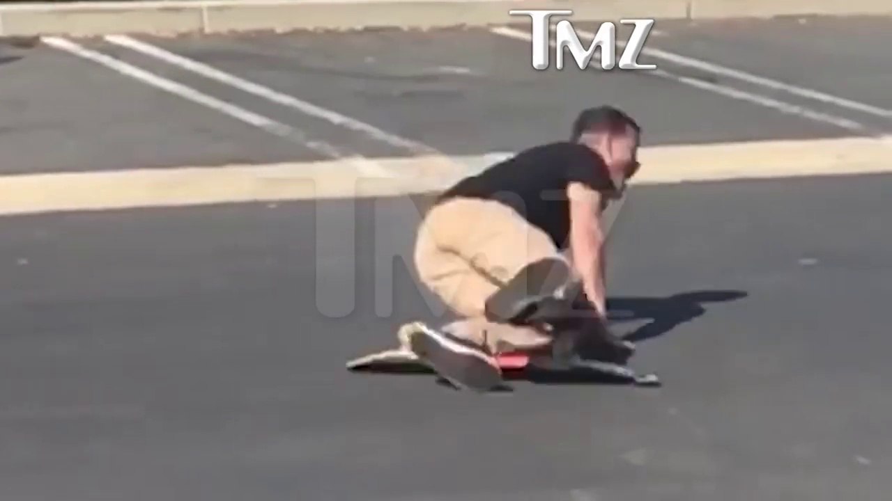 Steve-O se pete la cheville en voulant sauter au dessus d une voiture en skate