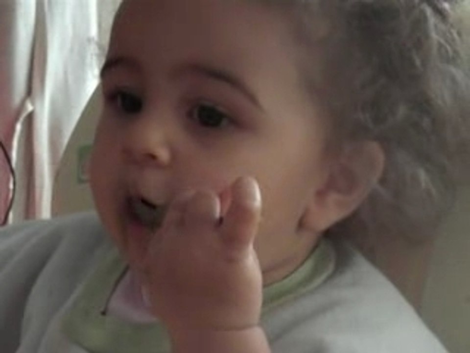 Mélody apprend à manger suite
