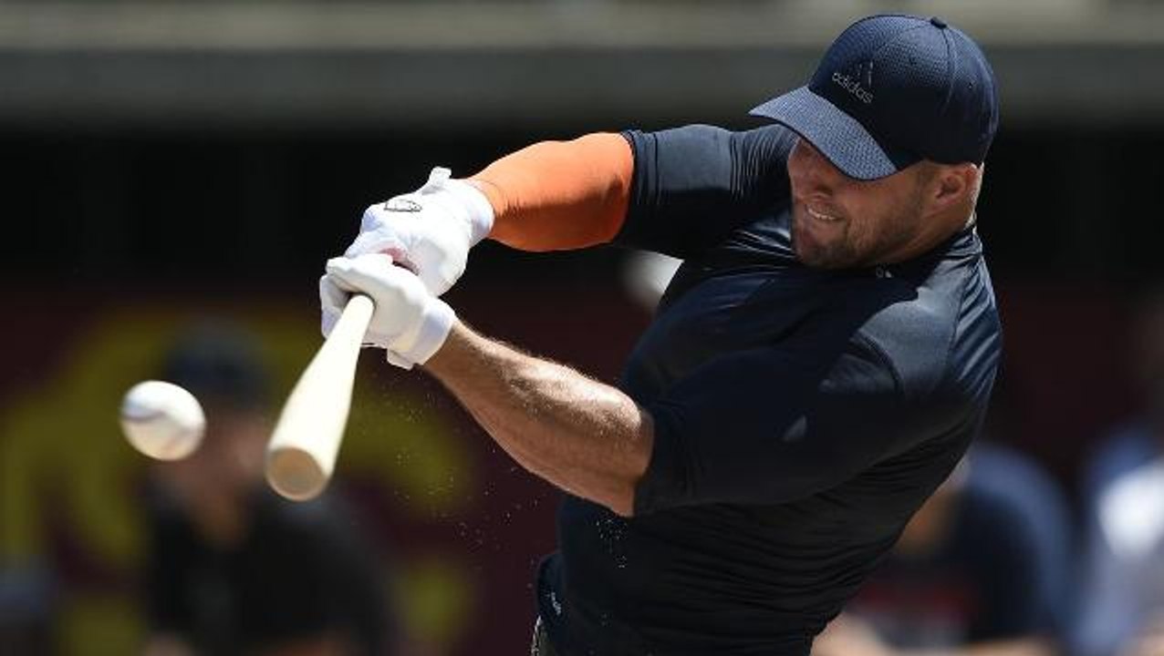 Tim Tebow holds showcase for MLB scouts