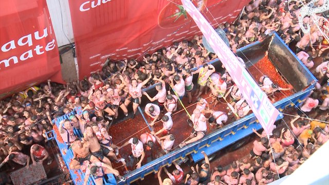 Buñol vuelve a teñirse de rojo con 'La Tomatina'