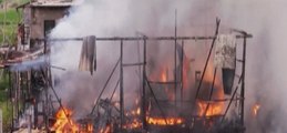 Incendio que se habría originado por cortocircuitos consumió tres viviendas