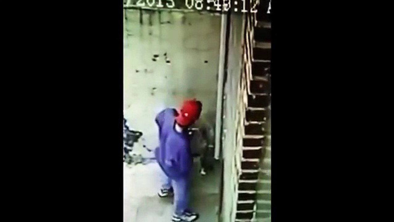 En YouTube, hombres se llevan ingrata sorpresa por orinar delante de local VIDEO