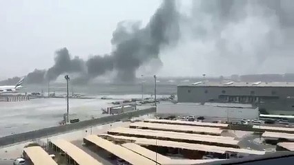 Video herunterladen: Emirates Airlines Boeing 777 Crash landing Fire Dubai Airport