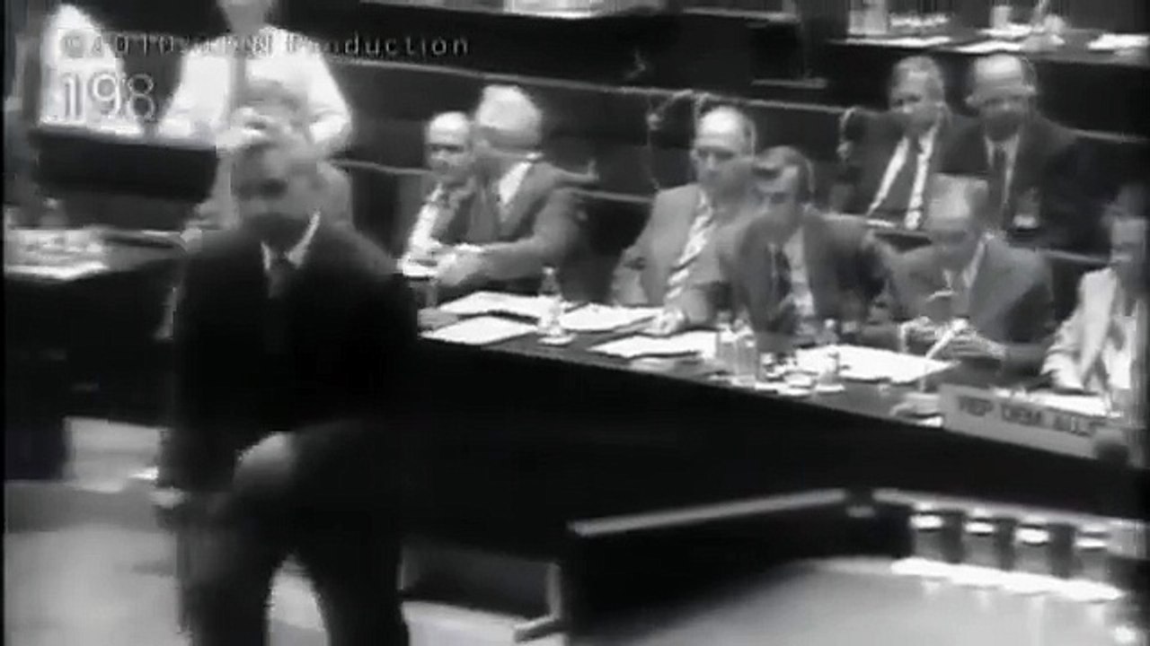 Privește cum NICOLAE CEAUȘESCU își apără țara în fața Comisiei Europene. Acum am ajuns CONDUȘI de niște străini!