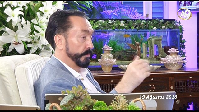 Münafık küfrün yanında rahat edemez. Münafığın yalancılığına, tembelliğine küfür tahammül etmez.