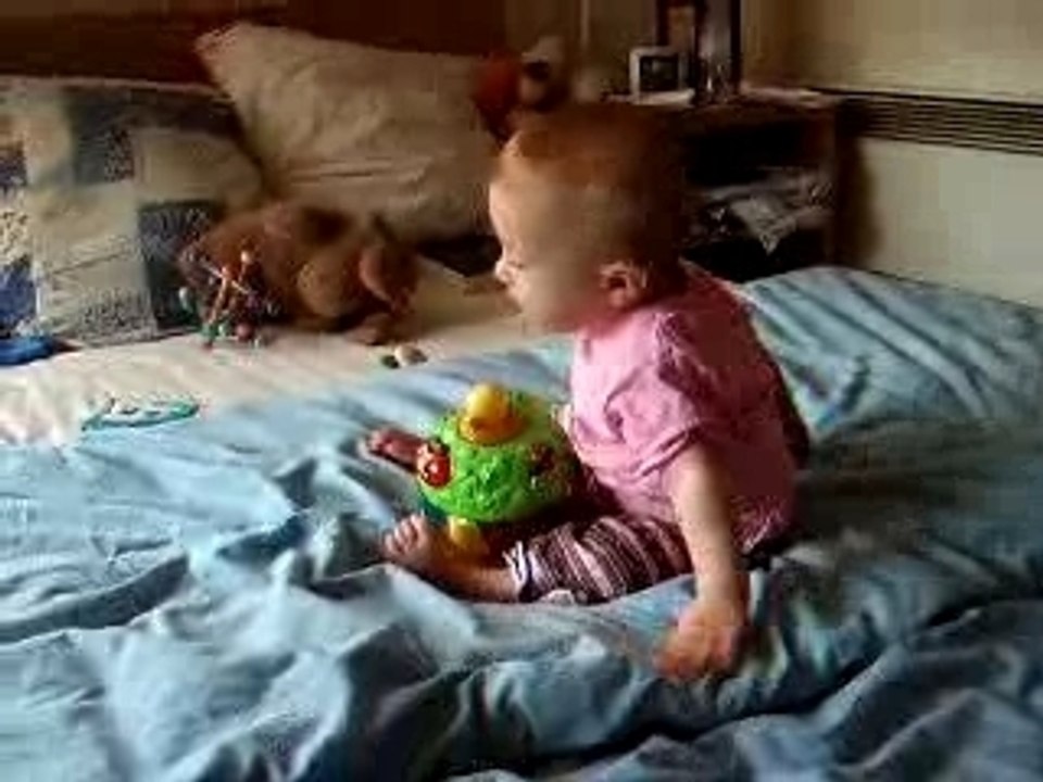 Regarde Hugo mes progrès : je me tiens assise