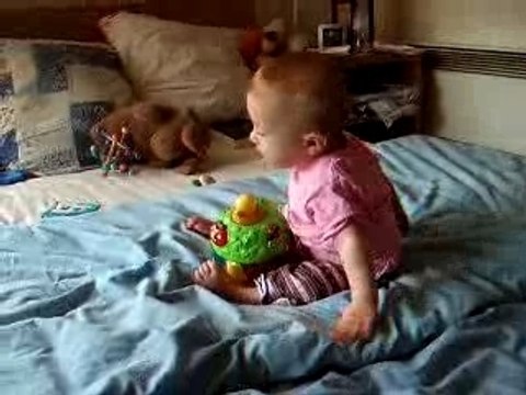 Regarde Hugo mes progrès : je me tiens assise