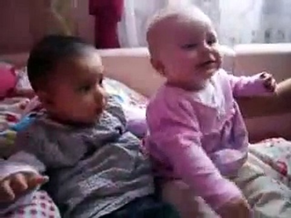 FUNNY BABY FIGHT YALDA VS AGNE
