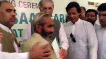 What An Old Man Did With Pervez Khattak During Insaf Card Distribution Ceremony