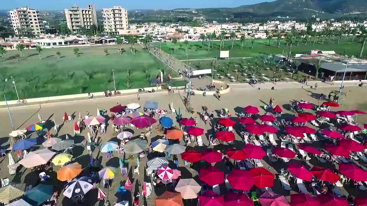 Mer turquoise et jet-skis : le clip surréaliste de la Syrie