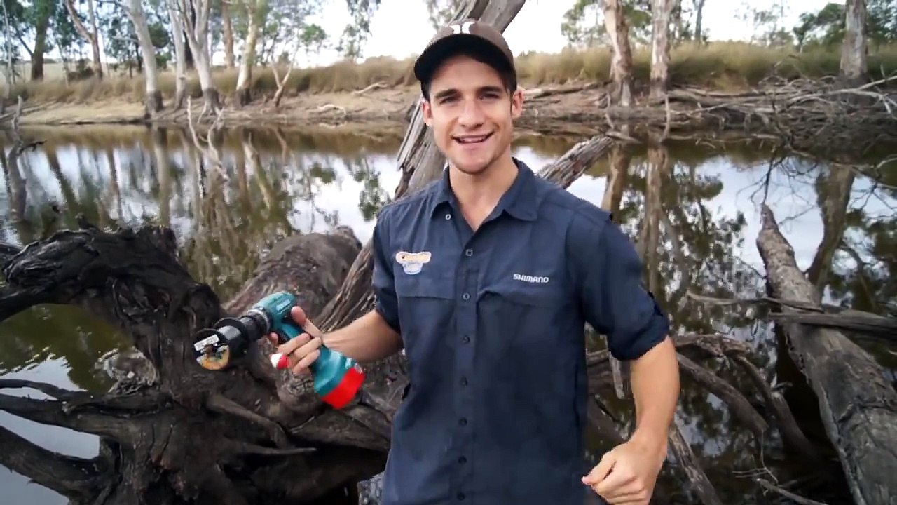 Il peche avec une perceuse