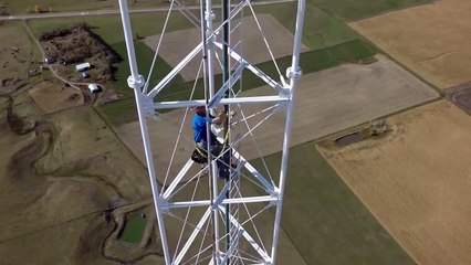 450 metre yükseklikteki ampülün değişimi