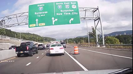 Des automobilistes sauvent une femme de sa voiture en feu