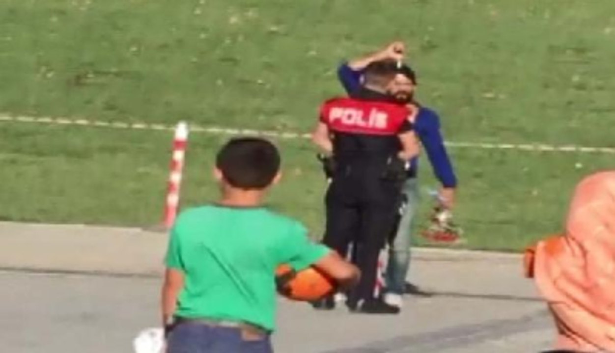 Bir Elinde Silah Bir Elinde Çiçekle Taksim'i Karıştırdı